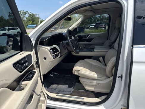 Used 2018 Lincoln Navigator Reserve w/ Technology Package AWD/4WD image 10