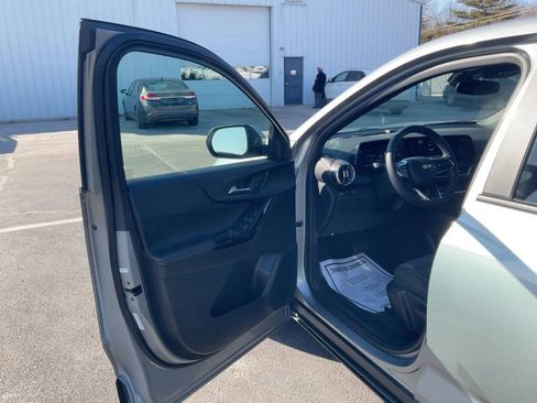 Used 2025 Chevrolet Equinox LT image 2