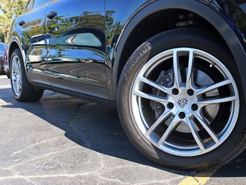 Used 2020 Porsche Cayenne Sport Utility 4D image 5