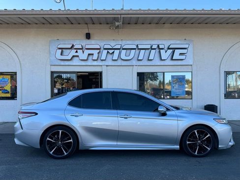 Used 2018 Toyota Camry XLE image 3