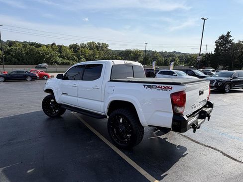 Used 2017 Toyota Tacoma TRD Sport w/ Tow Package (A/T) AWD/4WD image 5