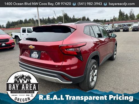 Used 2025 Chevrolet Trax LT FWD image 5