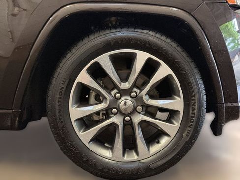 Used 2017 Jeep Grand Cherokee Overland AWD/4WD image 12