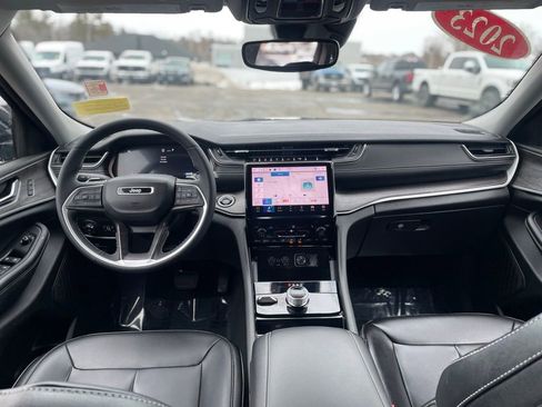 Used 2023 Jeep Grand Cherokee Limited AWD/4WD image 10