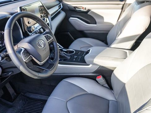 Used 2022 Toyota Highlander XLE image 22