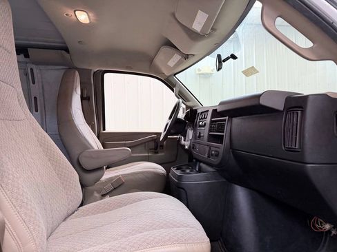Used 2017 GMC Savana 2500 RWD image 21