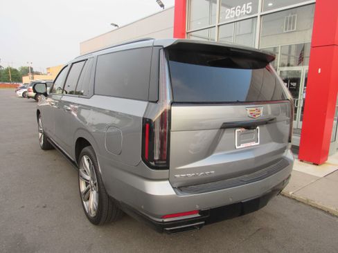 Used 2025 Cadillac Escalade ESV Sport w/ Touring Package AWD/4WD image 7