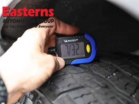 Used 2025 Chevrolet Suburban Z71 image 30