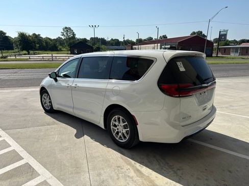 Used 2024 Chrysler Pacifica Touring-L FWD image 5