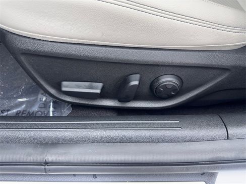 Used 2025 Genesis G70 2.5T image 30