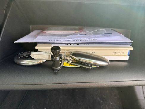 Certified 2024 Hyundai Elantra Limited image 28