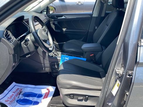 Used 2023 Volkswagen Tiguan SE w/ Panoramic Sunroof Package FWD image 6