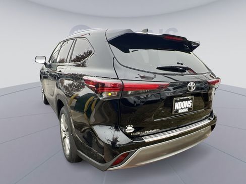 New 2026 Toyota Highlander Platinum image 2