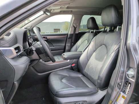 Used 2023 Toyota Highlander Platinum image 16