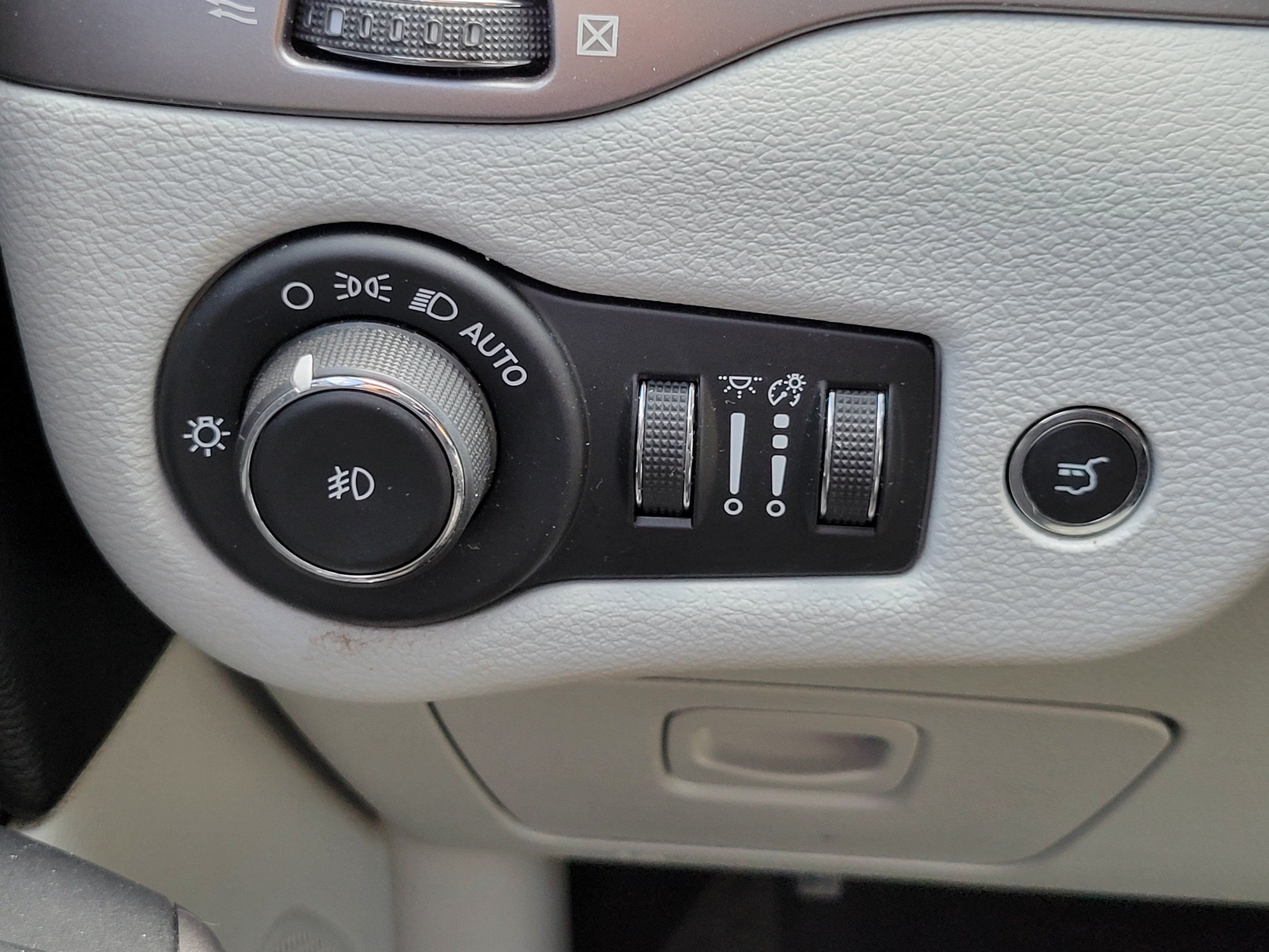 Used 2019 Jeep Cherokee Limited FWD image 10