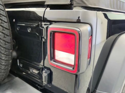 Used 2018 Jeep Wrangler Sport image 15