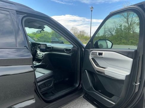 Used 2023 Ford Explorer XLT w/ Equipment Group 202A AWD/4WD image 17