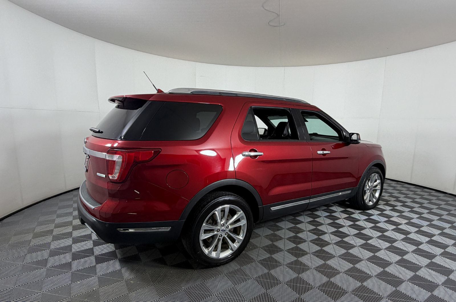 Used 2018 Ford Explorer Limited w/ Ford Safe & Smart Package FWD image 4