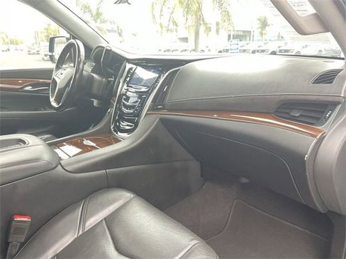 Used 2020 Cadillac Escalade Luxury image 31
