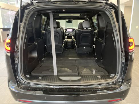 Used 2025 Chrysler Pacifica Limited FWD image 37