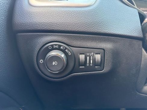 Used 2018 Jeep Compass Latitude w/ Popular Equipment Group AWD/4WD image 12
