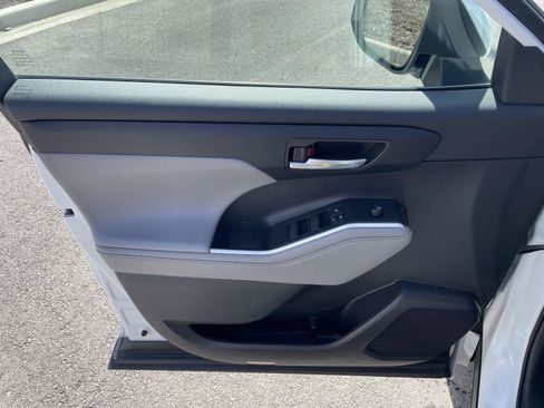 Used 2022 Toyota Highlander XLE image 23