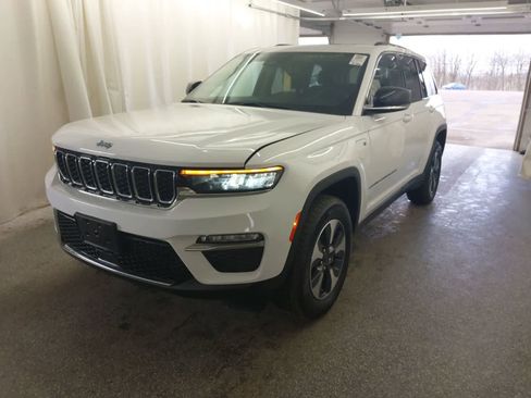 Used 2023 Jeep Grand Cherokee 4WD 4xe image 2