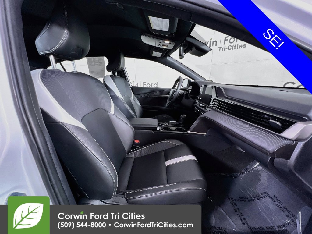 Used 2025 Toyota Camry SE w/ Convenience Package AWD/4WD image 16