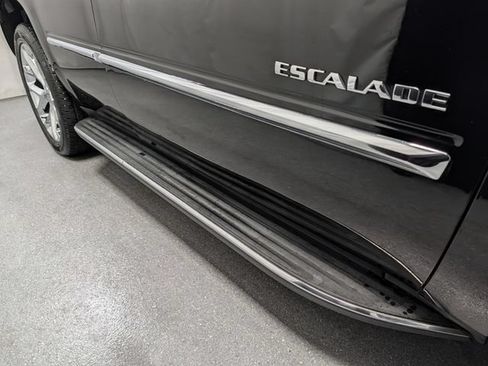 Used 2013 Cadillac Escalade Luxury AWD/4WD image 3