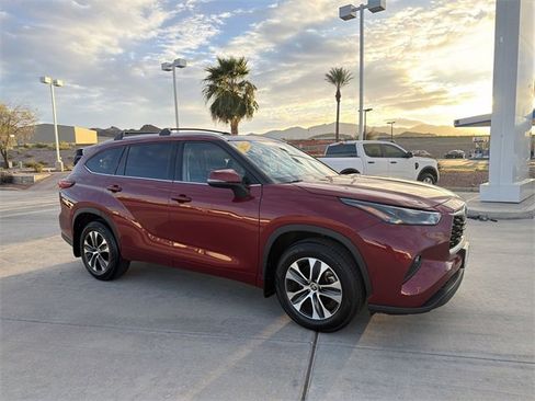 Certified 2022 Toyota Highlander XLE image 4