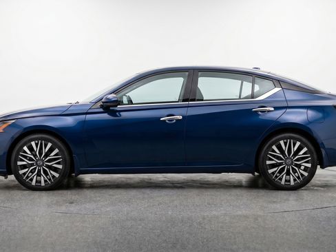 Used 2025 Nissan Altima 2.5 SV FWD image 5