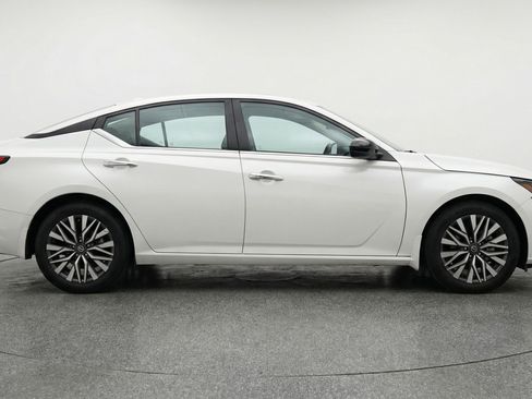 Used 2025 Nissan Altima 2.5 SV FWD image 11