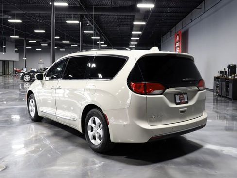 Used 2017 Chrysler Pacifica Touring-L Plus FWD image 5