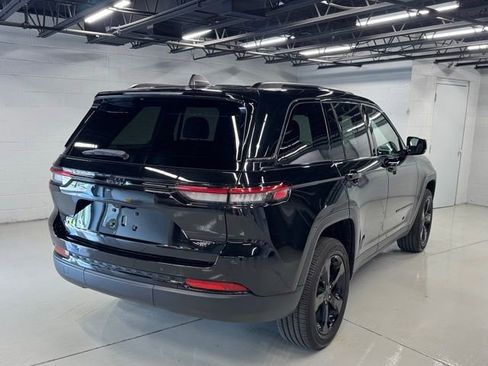 Used 2023 Jeep Grand Cherokee Altitude AWD/4WD image 4