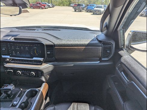 Used 2022 Chevrolet Silverado 1500 High Country w/ Technology Package AWD/4WD image 4