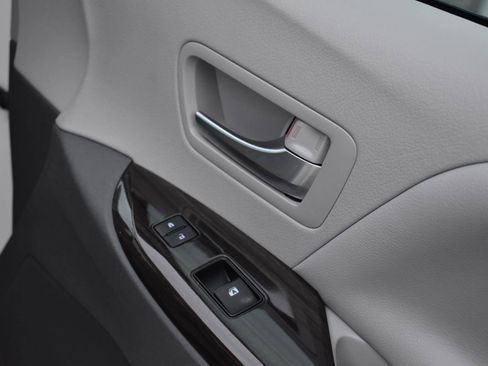 Used 2020 Toyota Sienna XLE image 47