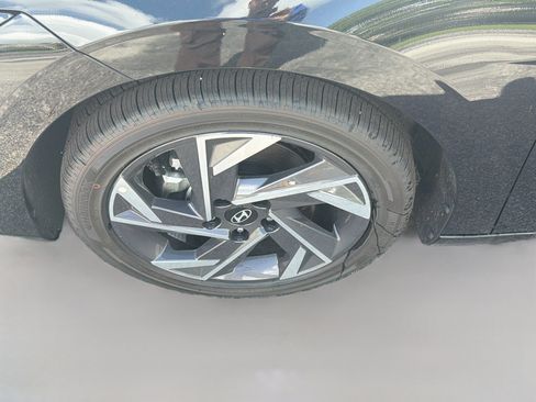 New 2026 Hyundai Elantra Limited FWD image 23