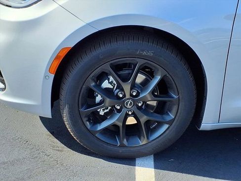 New 2026 Chrysler Pacifica Limited w/ S Appearance Package FWD image 22