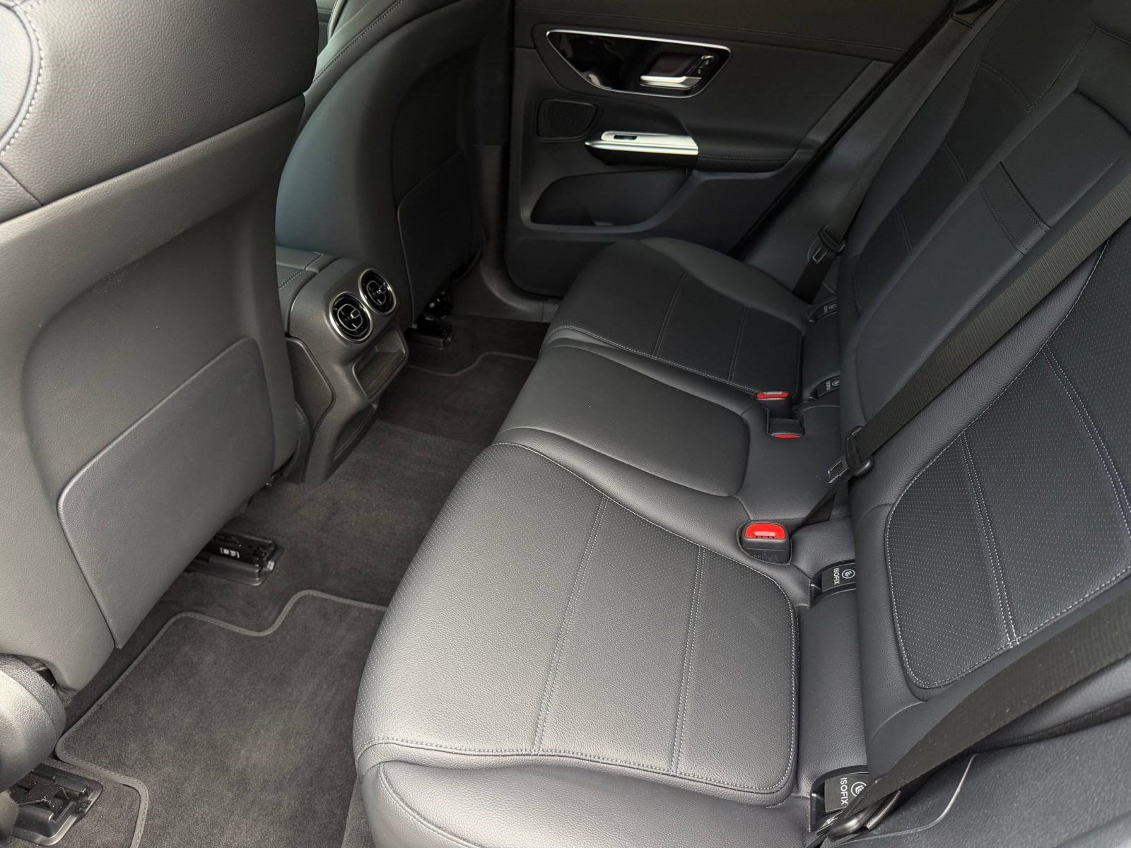 Used 2024 Mercedes-Benz GLC 300 4MATIC image 25