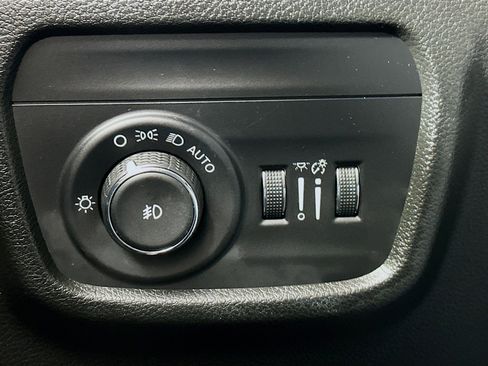 Used 2023 Jeep Grand Cherokee Limited image 17