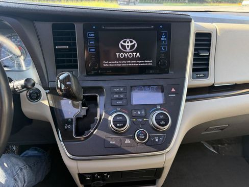 Used 2017 Toyota Sienna XLE w/ XLE Navigation Package FWD image 17