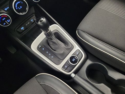Used 2025 Hyundai Venue Limited FWD image 26