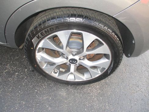 Used 2013 Kia Soul ! FWD image 26