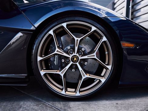 Used 2025 Lamborghini Revuelto AWD/4WD image 36