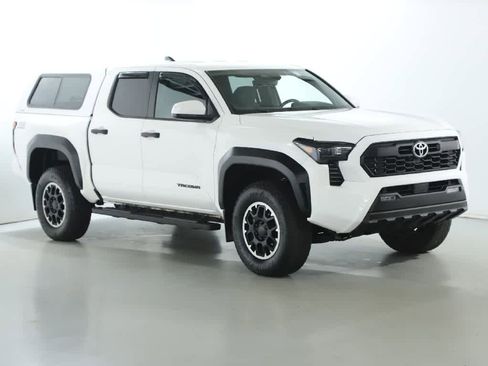 Used 2024 Toyota Tacoma TRD Off-Road image 9