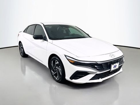 Certified 2025 Hyundai Elantra SEL FWD image 3