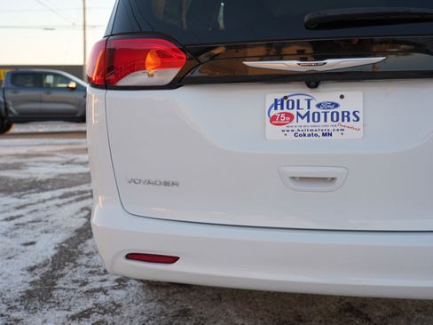 Used 2023 Chrysler Voyager LX image 13