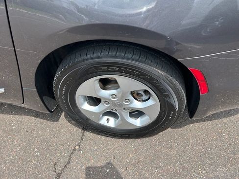 Used 2017 Chrysler Pacifica Platinum FWD image 33