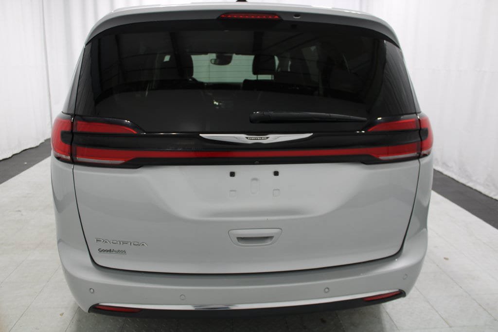 Used 2023 Chrysler Pacifica Touring-L FWD image 7
