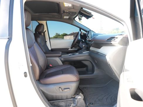 Used 2024 Toyota Sienna Platinum image 27